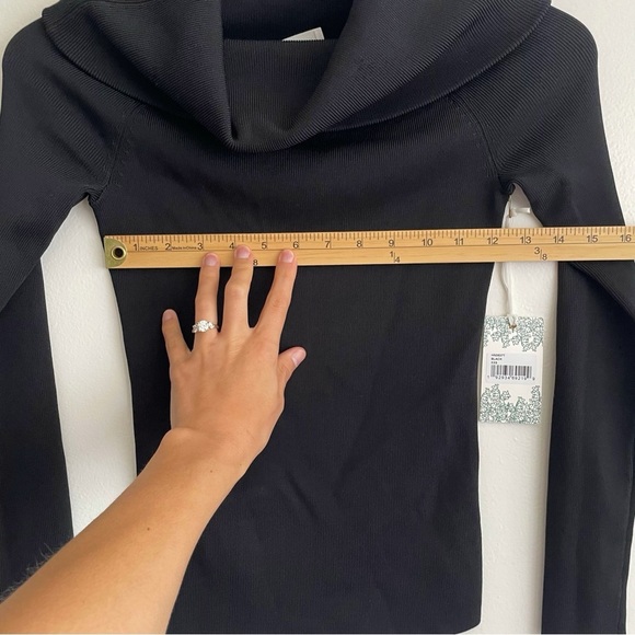 New NWT Tuckernuck Hyacinth House black knit off the shoulder Adrianna top XXS - Picture 13 of 16